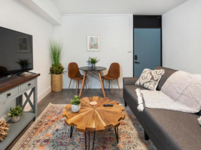 Comfortable Studio with Queen Bed, City Walkable!